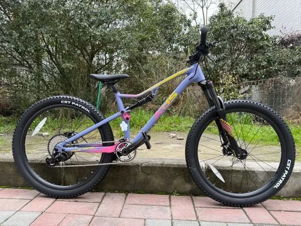 喜德盛野马软尾自行车3598元!!
X6铝合金材质，16寸裸架仅重2.78kg，M码整车14.5kg。
①车架采用中转点结构，在后避震被压缩时，后轮紧贴地面得到可靠的抓地力。
②防掉链系统，搭配上下导
