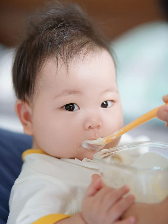 第一次给5个多月的闺女喂辅食，非常有趣