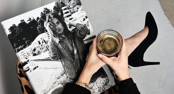 夏日穿搭：穿短袖搭配牛仔短裙和拖鞋，展现你的完美身材