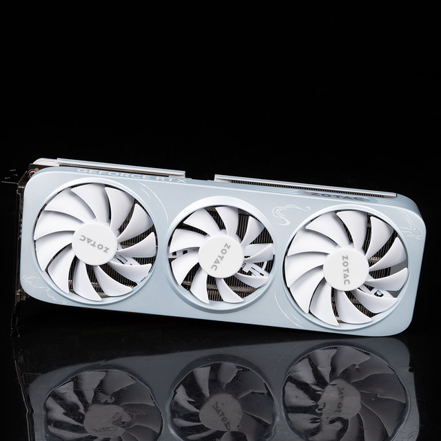 索泰RTX 5060 8GB 月白OC装机实测：三风扇更静谧，超频可提升13%
