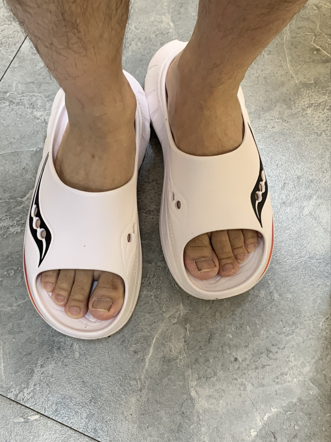 索康尼运动拖鞋