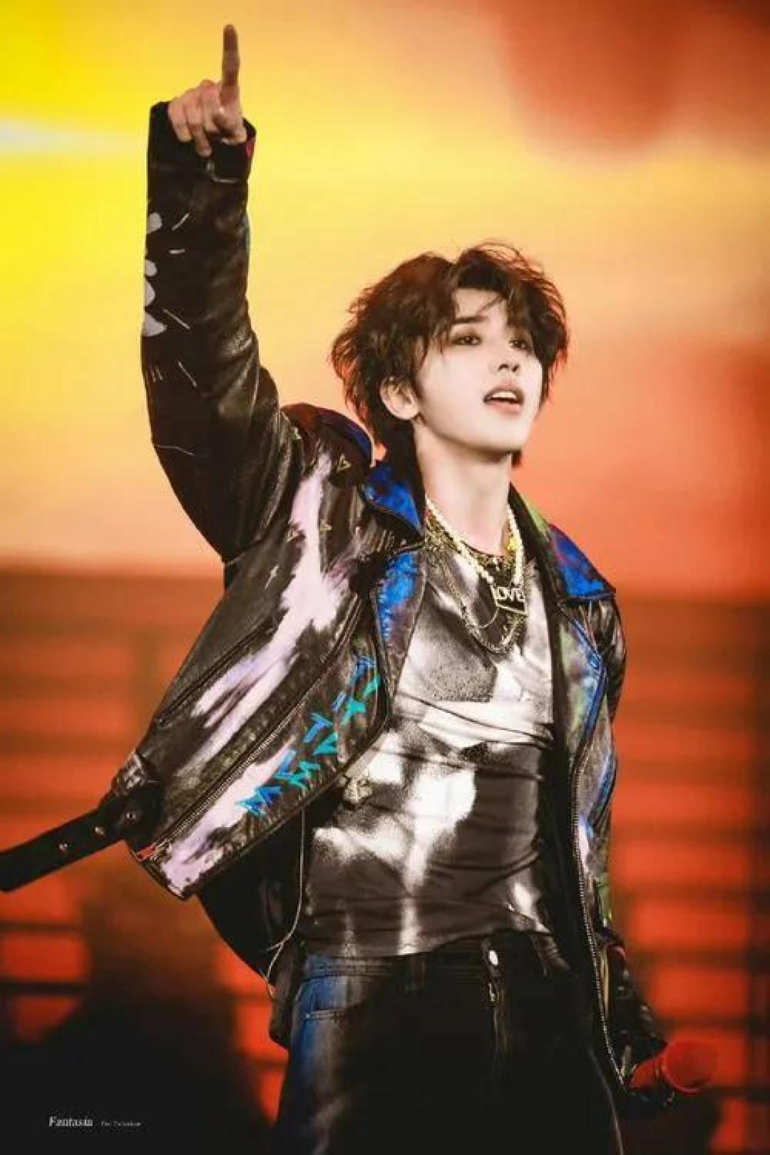 蔡徐坤洛杉矶音乐节暗黑舞台炸场 《Deadman》全球首唱重塑顶流音乐宣言_音乐_什么值得买