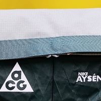 Nike ACG腰包：复古绿拼白设计，单肩斜挎都可以