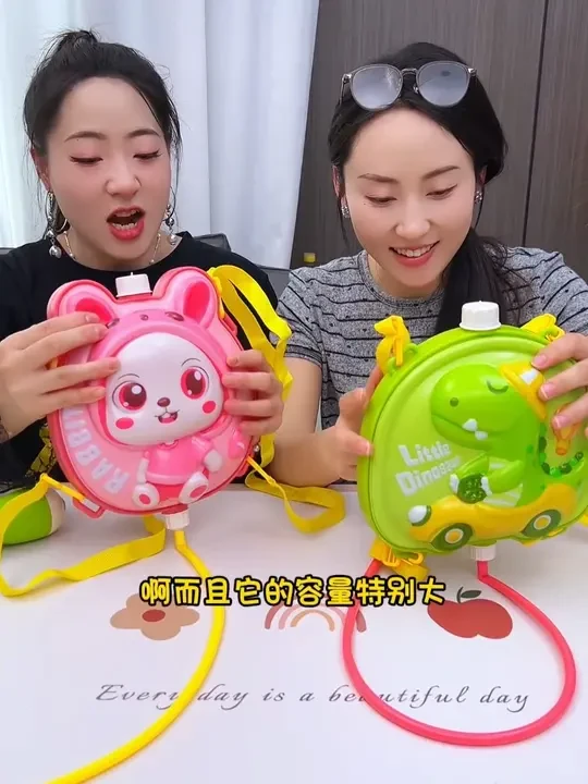 六一儿童节送孩子一个背包小水枪吧太可爱了！夏季撒泼玩水的季节太快乐了，可以走到哪玩到哪，孩子开心的不得了#六一儿童节礼物  #水枪 #玩具 #儿童礼物