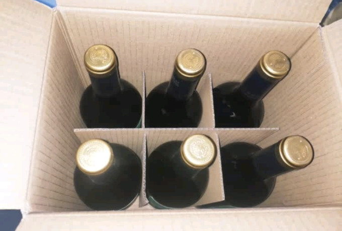 類人首红葡萄酒