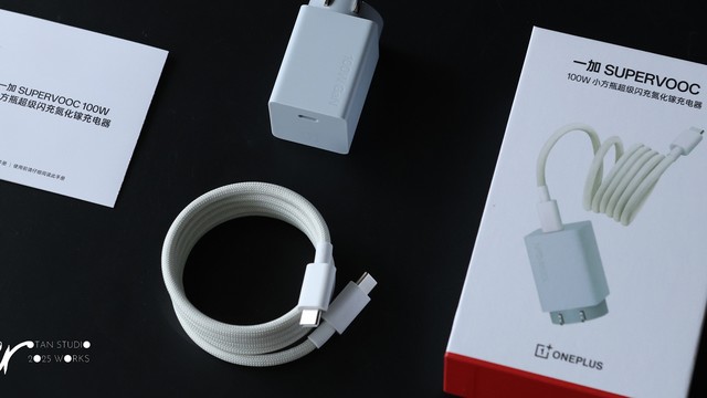 性能强悍且兼具创新 一加100W 小方瓶氮化镓充电器