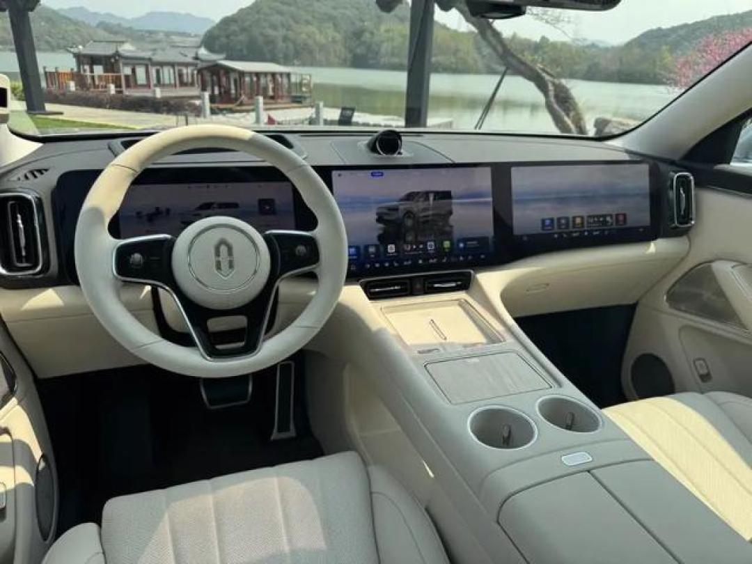问界M8家庭用车全能解析:35万级旗舰如何用智能与空间征服多场景?