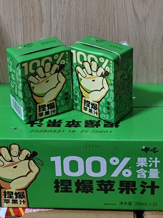 哪吒捏爆100%苹果汁，纯正果味，健康每一天！