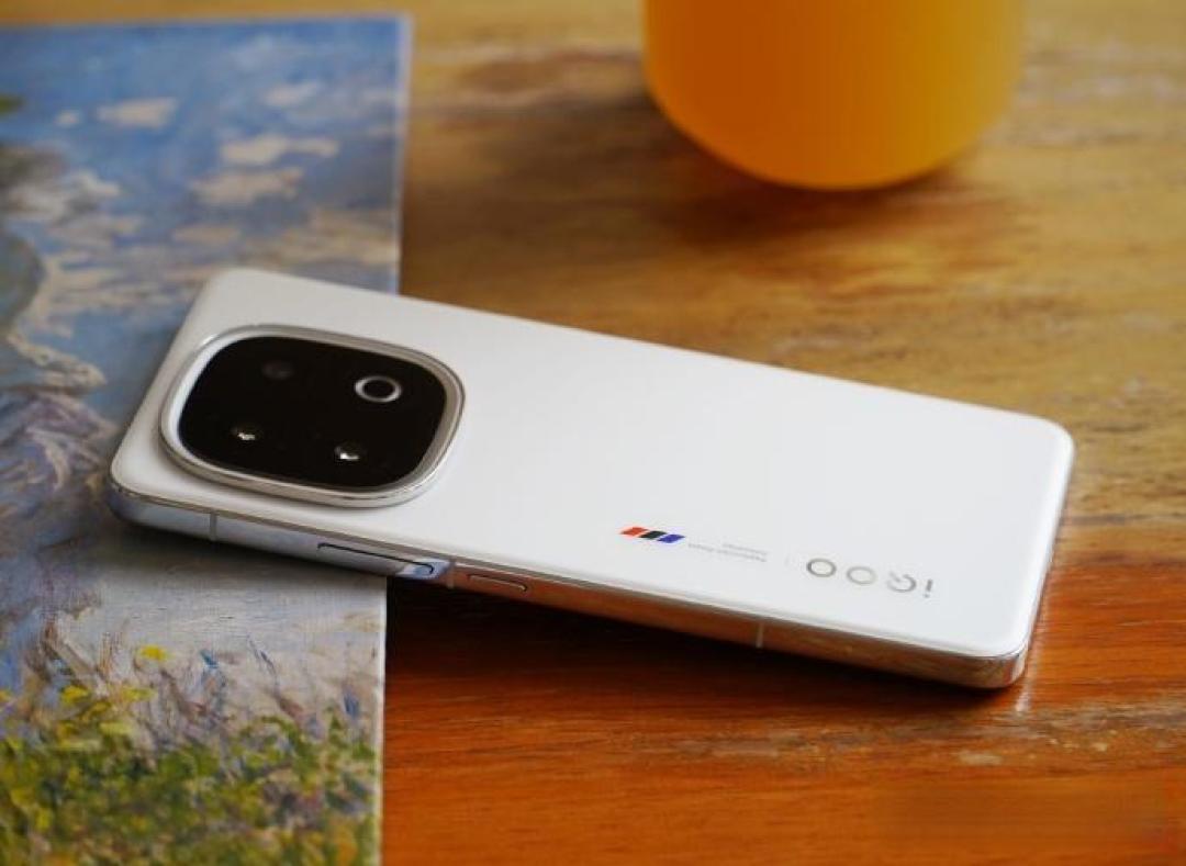 iQOO Neo10 Pro+深度评测:骁龙8至尊版游戏越级封神 冰穹散热2K屏重构中端旗舰规则
