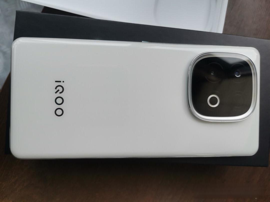 iQOO Neo10 Pro+深度评测:骁龙8至尊版游戏越级封神 冰穹散热2K屏重构中端旗舰规则