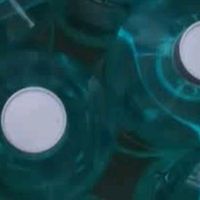 龟牌硬壳玻璃水：夏季驾车必备良品，强力去污守护每一寸视野！