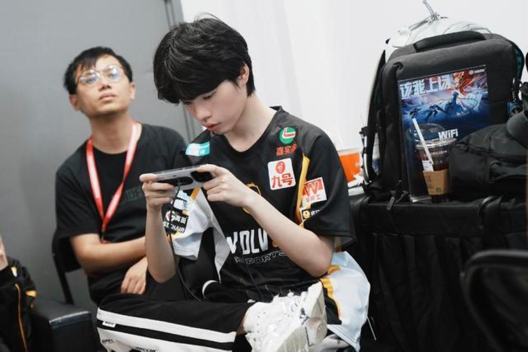 KPL夏季赛首战：重庆狼队3:0零封RW侠，小胖双MVP+SK战术革新引爆新狼群