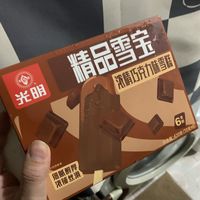 不甜不腻口感丝滑柔韧，光明的这款巧克力冰棍可以冲
