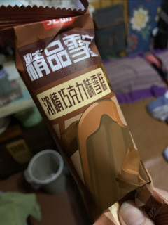不甜不腻口感丝滑柔韧，光明的这款巧克力冰棍可以冲