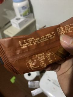 不甜不腻口感丝滑柔韧，光明的这款巧克力冰棍可以冲