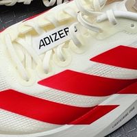 Adidas Adizero Evo SL：轻盈跑鞋，时尚之选