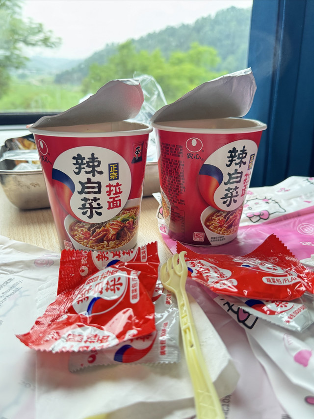 农心辣白菜拉面杯面六连杯：优缺点并存的出游小帮手