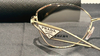 PRADA 倒三角标 猫眼光学镜架：轻松营造优雅知性风