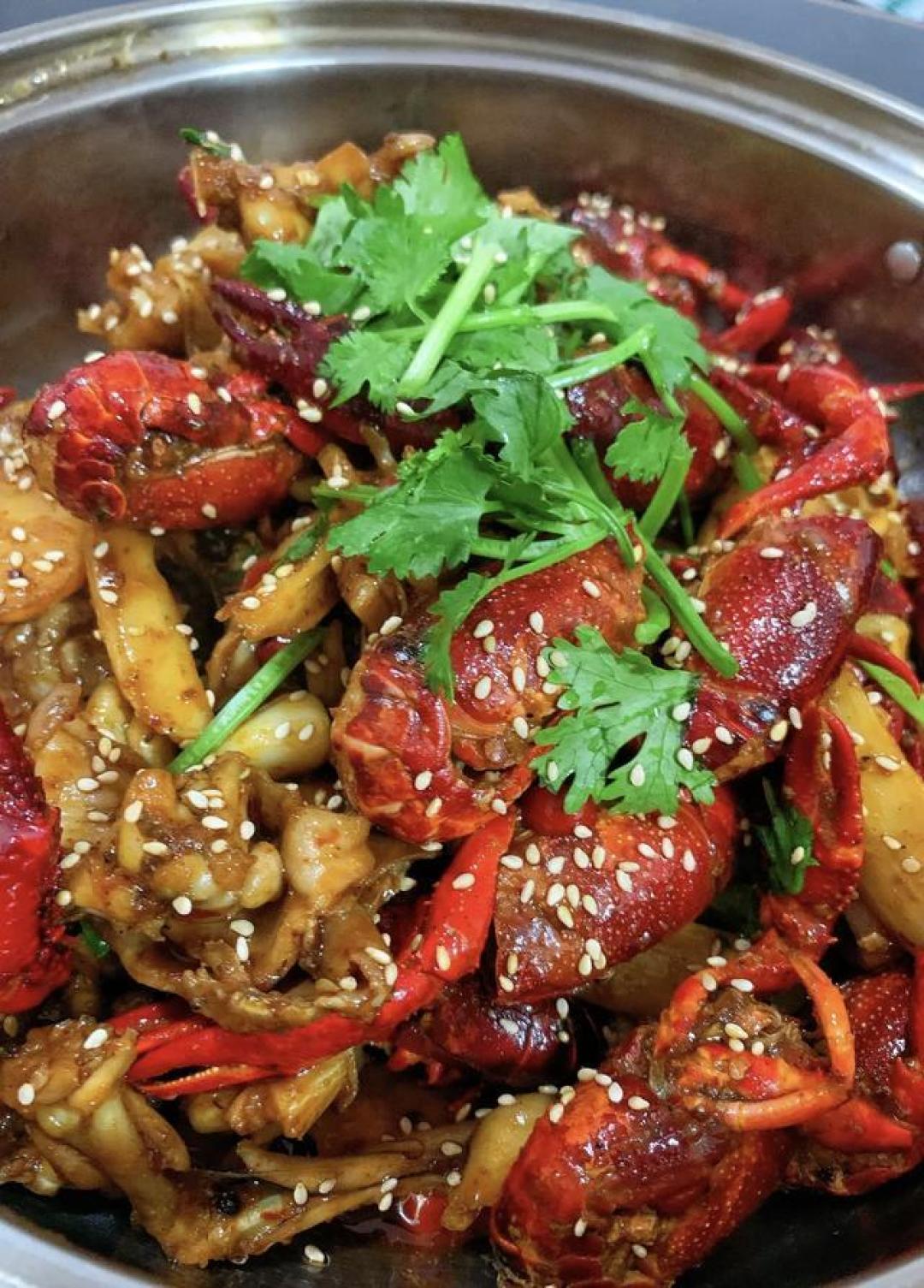 襄阳小龙虾图鉴：从巷弄老卤到江畔盛宴，解锁汉江边的百味吃虾哲学
