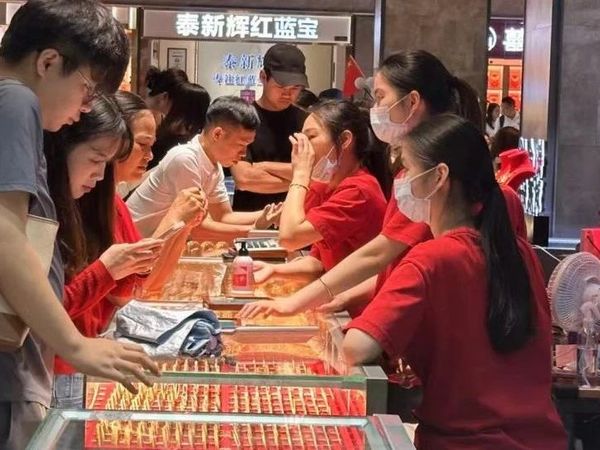 “金条最多一天卖20斤，还断货”！有人拉行李箱来