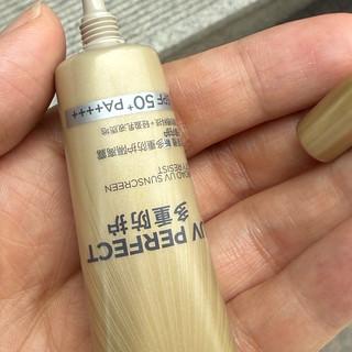 现在还在考虑买什么样的防晒霜的话，推荐你去购买欧莱雅小金管