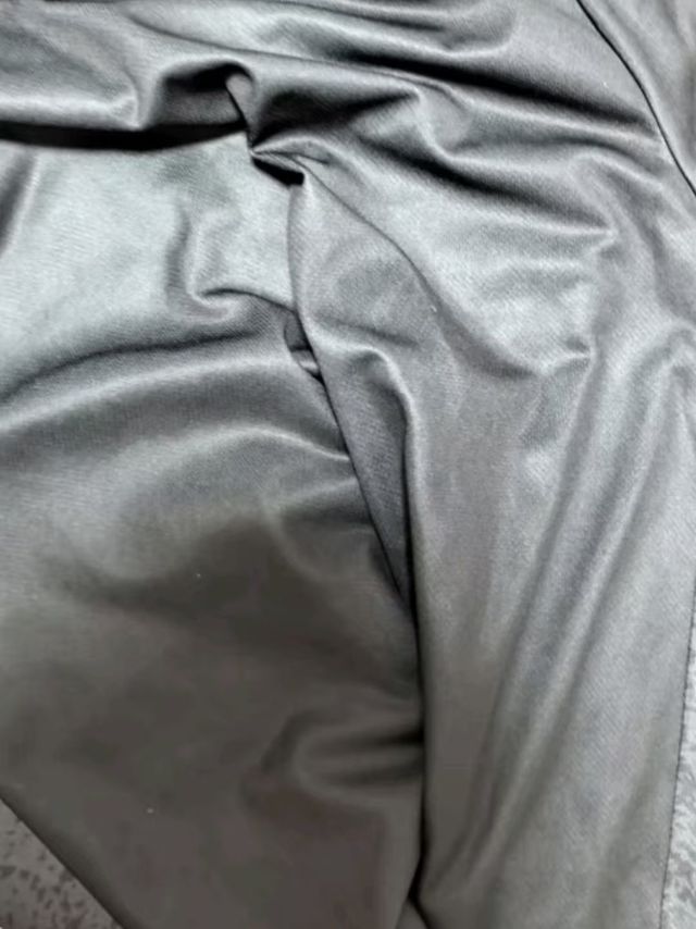 运动透气面料的安德玛短袖