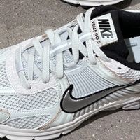 颜值在线，跑步舒适：Nike Air Zoom Vomero 5 浅绿色跑鞋