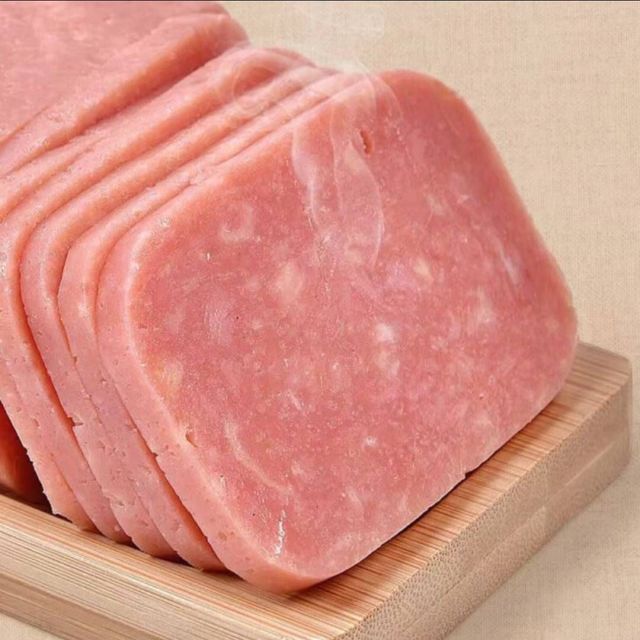 三文治方火腿午餐肉切片，口感鲜美