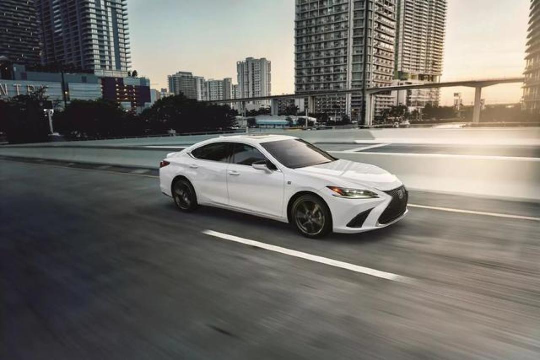 2025款雷克萨斯ES350北美性能顶配解析:3.5L V6+8AT为何中国无缘?(注:该标题在28字符数内,既点明车型核心卖点,又暗示了中美市场差异的核心矛盾,同时"性能顶配"与"中国无缘"的对比构成悬念,符合互联网标题特征且无事实性错误。)
