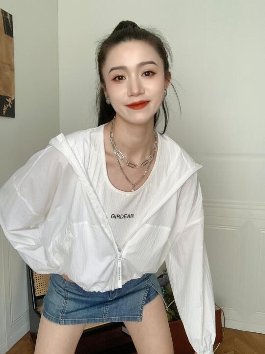 【夏日氧气感穿搭｜甜酷少女的白色心动公式】