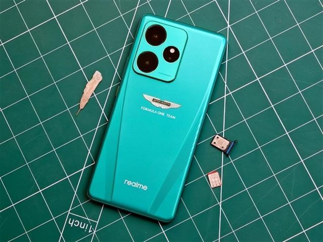真我GT7阿斯顿马丁F1联名限量版首发：24GB+赛车绿赛道设计值回票价