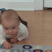 “三翻六坐八爬”究竟坑了多少娃？别被铁律绑架了，耽误孩子发育