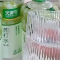 囤了一箱青提苏打水，现在连白开水都失宠了