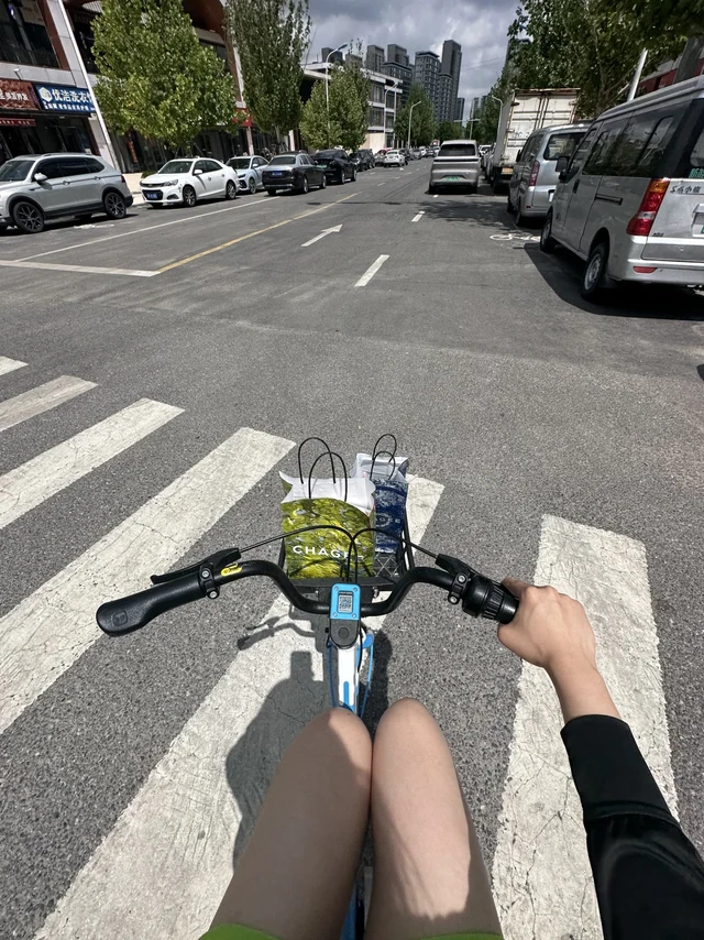 低碳出行的一天，共享单车🚴从来不担心停车