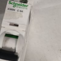 施耐德单匹断路器的工业美学