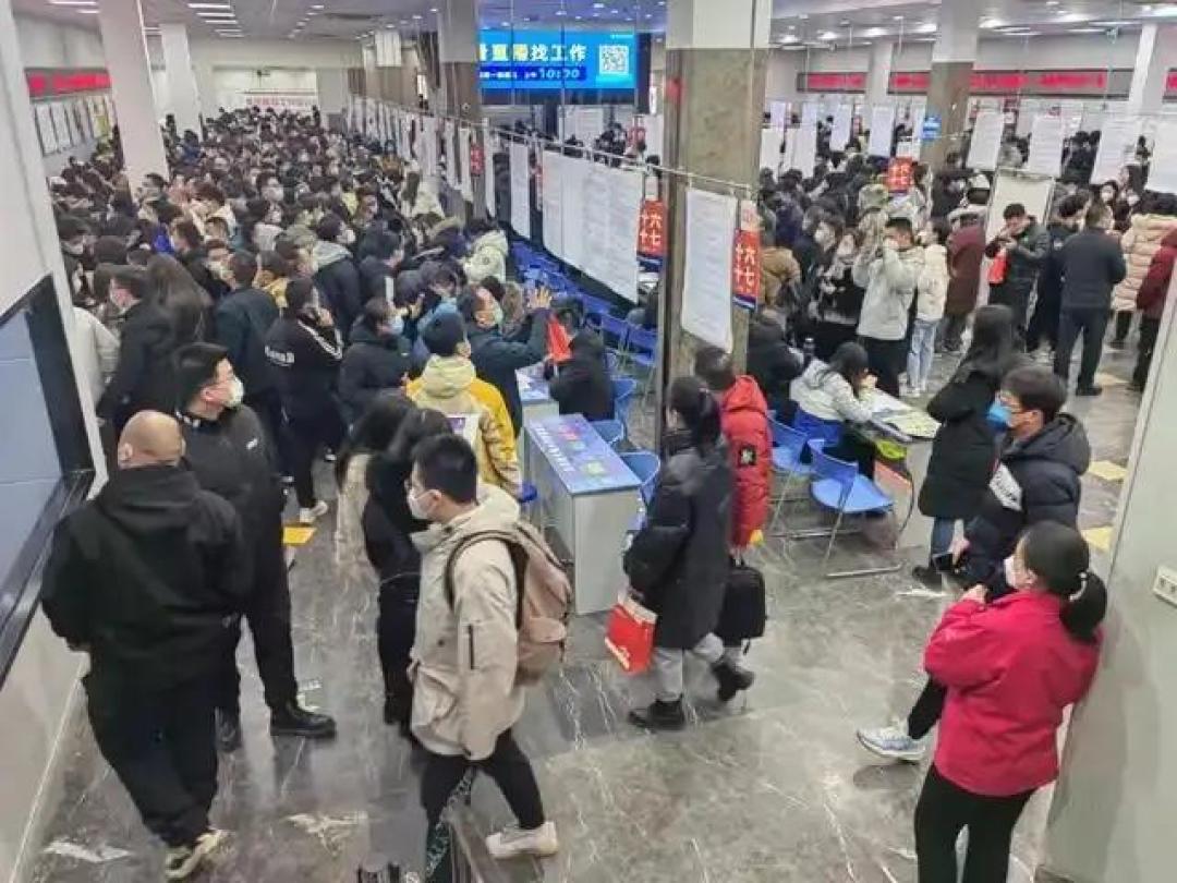 中国职场年龄限制破冰:2.4亿劳动者迎战延迟退休时代