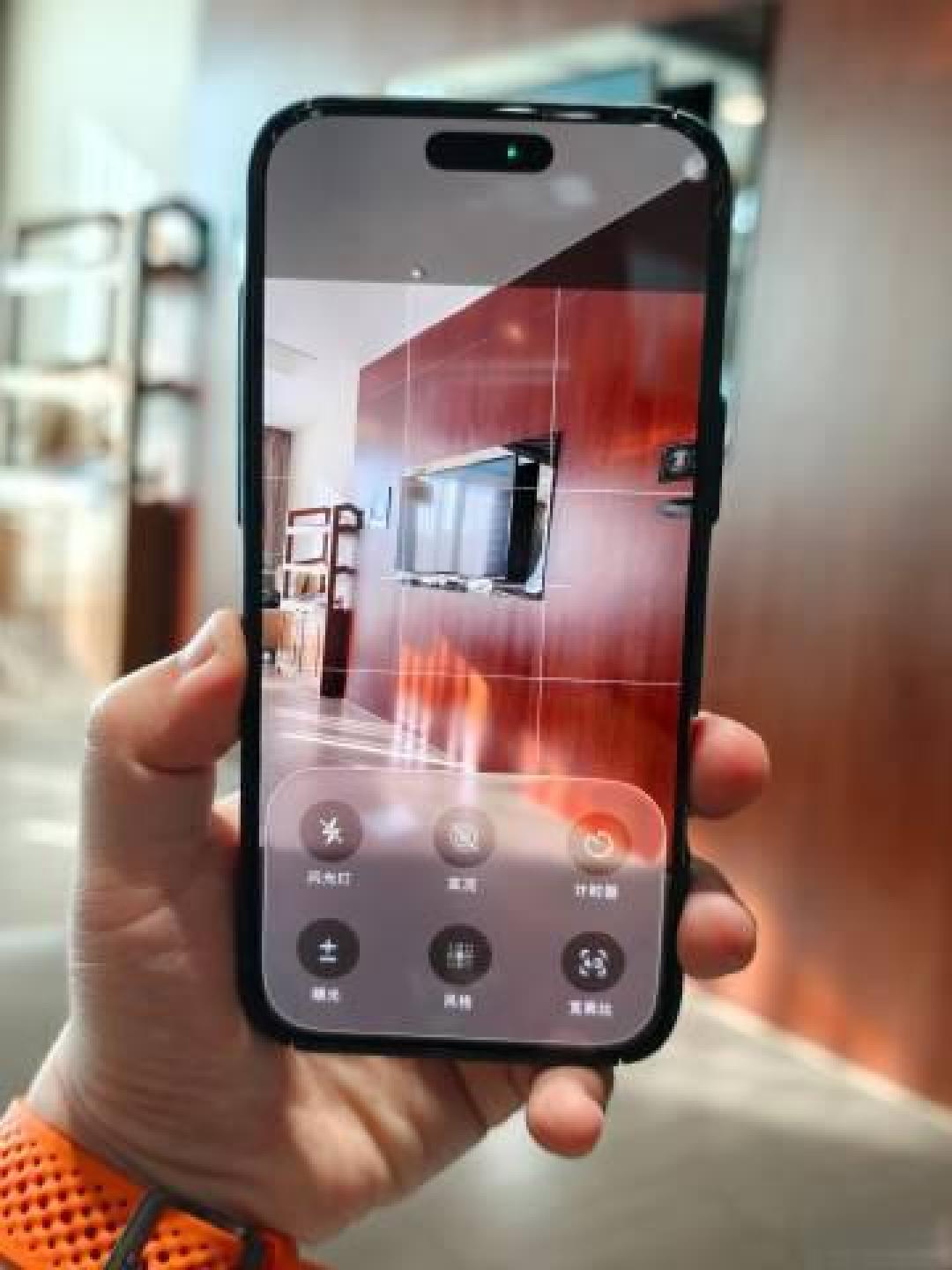 iOS 26液态玻璃设计陷滑铁卢：动态模糊界面劝退，用户实测耗电激增7%