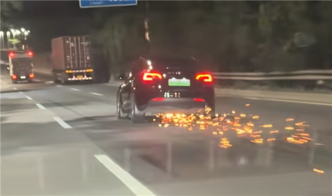深圳一特斯拉爆胎后仍旧疾驰火花四溅:后车多次提醒无效