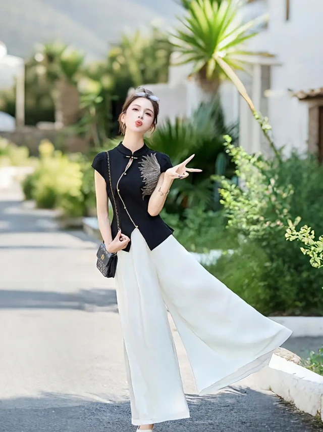 一眼就爱上的新中式国风刺绣套装，美爆了！2025 夏季新中式套装，把国风韵味穿身上✨
 
立领盘扣上衣，复古又别致，刺绣纹理细腻，像把东方诗意绣在衣间。阔腿裤垂坠感绝，走路带风，藏肉显瘦一把抓～
 
