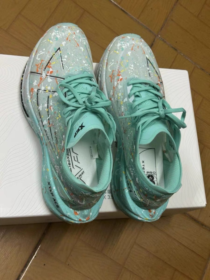 特步跑鞋