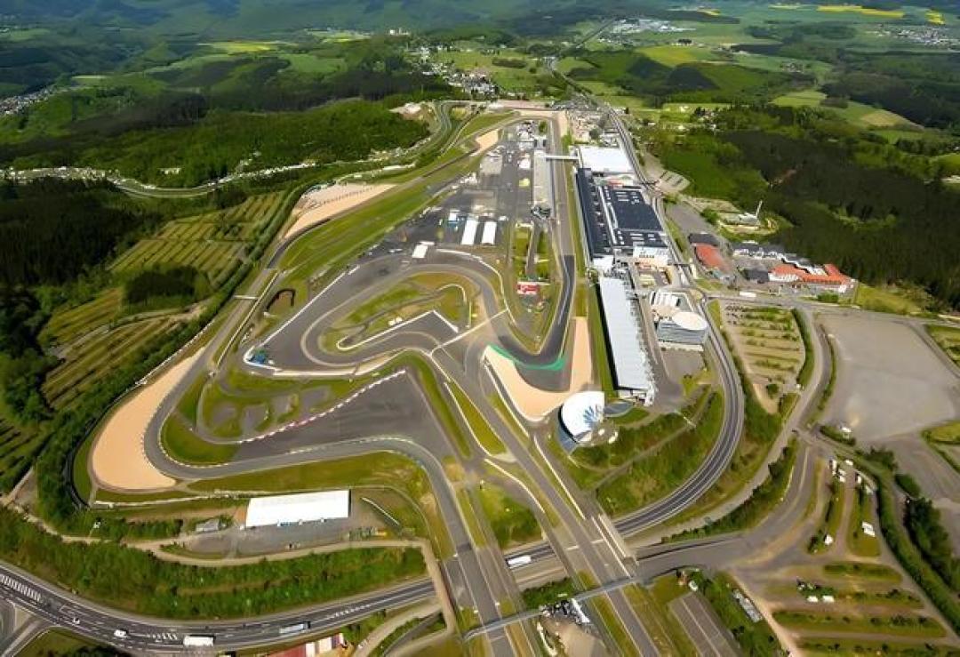 小米SU7 Ultra纽北跑出7分04秒,量产电车新王售价不到保时捷三成