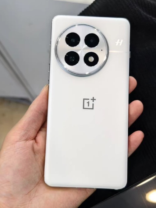 24GB+1TB+骁龙8至尊版+2K屏，跌价1100元，售价良心了！