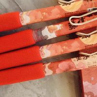 中性笔设计典雅，玫瑰元素点缀