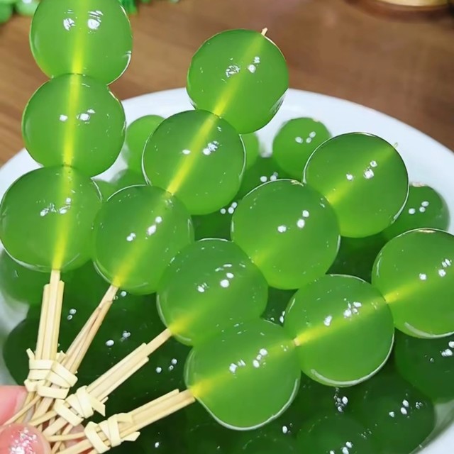 小学同学就是靠在小学门口卖黄瓜，半年就付了个首付！