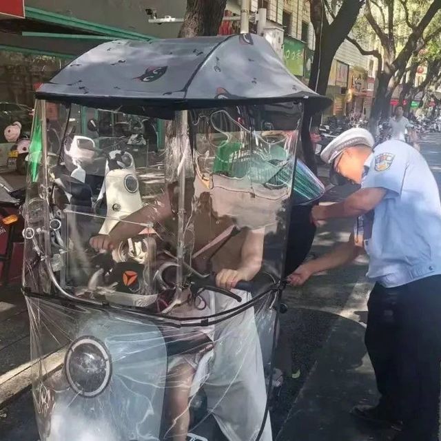 电动车不让用遮阳伞后，多个替代新装备出现，网友：这下不怕查了！