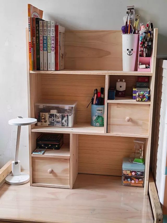 实木书架，让桌面更整洁