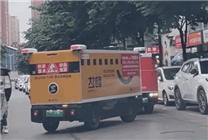 两辆快递无人车窄路互不相让 停在路中间“吵架”