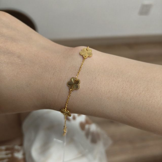 最近labubu看的上瘾，然后我买了条金手链😂