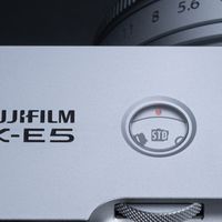 富士 X-E5 相机发布：单机身 9999 元，23mmF2.8套机 11490 元 ​