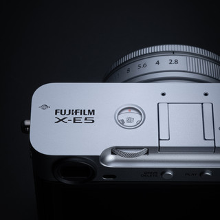 富士 X-E5 相机发布：单机身 9999 元，23mmF2.8套机 11490 元 ​